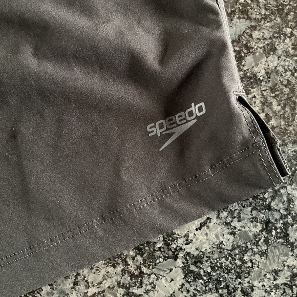 Men’s large lined Speedo swimsuit - Picture 2 of 4